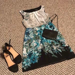 Flowered dress. Size 4P.